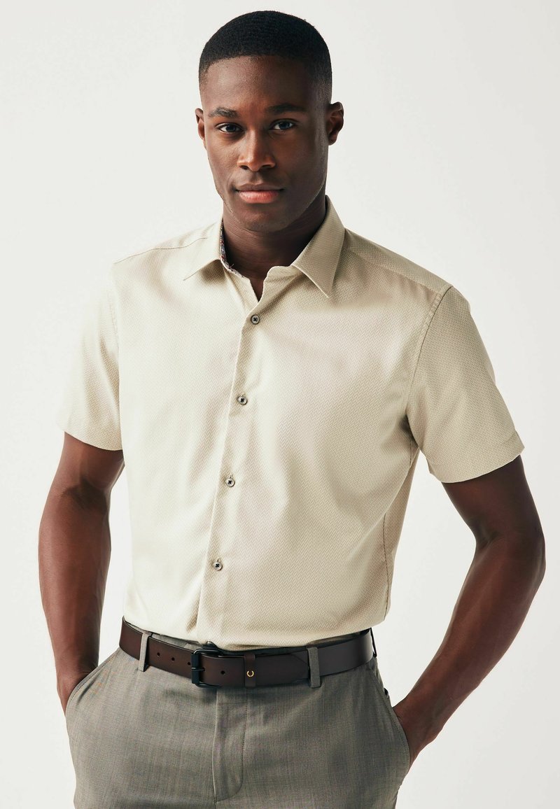 Next TRIMMED SHORT SLEEVE - Vapaa-ajan kauluspaita - neutral brown