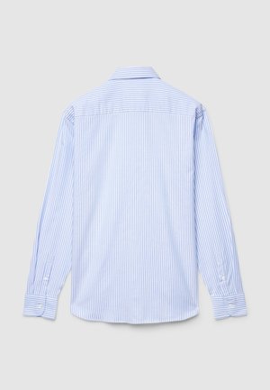 Camicia a maniche lunghe a righe azzurro chiaro realizzata in cotone morbido. Caratterizzata da polsini con bottoni e colletto classico. Le righe verticali sono distribuite in modo uniforme.