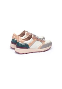 Zapatillas con un diseño de materiales mixtos que presenta acentos en blanco, rosa, verde y gris. Punta redondeada, suela texturizada y cierre de cordones.