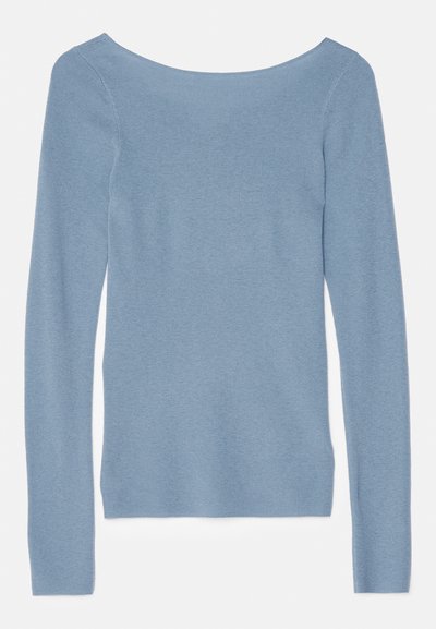 Vaaleansininen ribbikuvioinen neulepaita pitkillä hihoilla ja leveällä pääntiellä, valmistettu pehmeästä kankaasta, jossa on sileä pinta. Ei kuvioita tai koristeita.