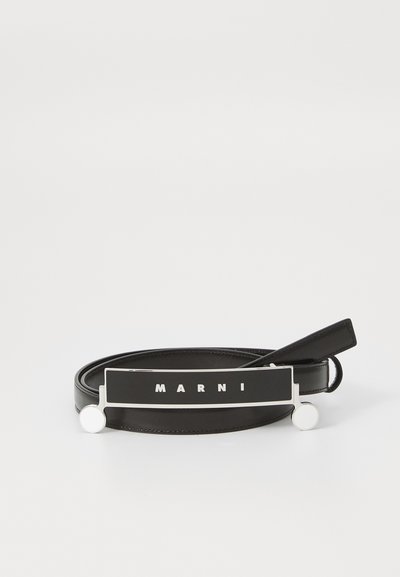 Crni kožni pojas s pravokutnom crnom pločom s logom "MARNI" u bijelim slovima, ukrašen srebrnim hardverom i okruglim detaljima.