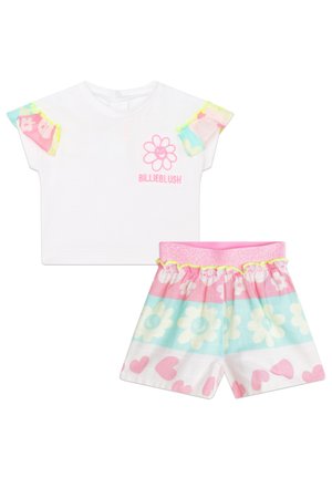 Korte mouwen witte top met kleurrijke gerimpelde mouwen en een bloemenontwerp. Bijpassende shorts in pastelkleuren met bloemen- en hartpatronen.