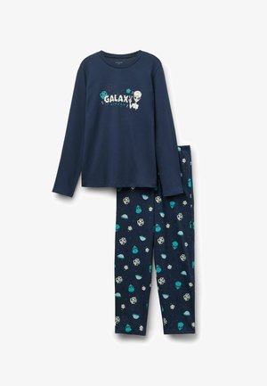 Haut de pyjama à manches longues bleu marine avec un graphique "GALAXY ATTACK" et un design extraterrestre ; le pantalon assorti présente un motif spatial bleu clair sur un fond bleu marine.