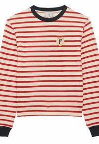 Chemise à manches longues rayée rouge et blanche avec un col et des poignets côtelés noirs ; arbore un logo rond sur la poitrine.