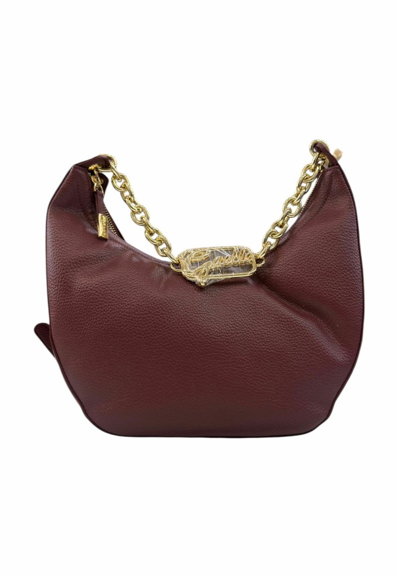 Borsa in pelle bordeaux con tracolla in catena dorata e targa logo trasparente. Design arrotondato con una superficie morbida e tasca con zip.