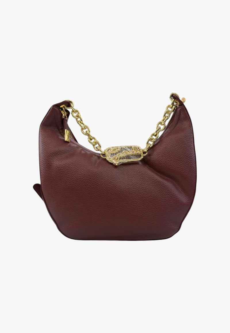 Borsa in pelle bordeaux con tracolla in catena dorata e targa logo trasparente. Design arrotondato con una superficie morbida e tasca con zip.