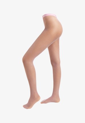 Jambes portant des collants résille rose clair avec une ceinture rose unie, posées sur un fond blanc.