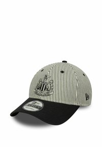 Schwarz-weiß gestreifte Baseballmütze mit gebogenem Schirm, verfügt über ein gesticktes Newcastle United-Logo auf der Vorderseite und ist in der Größe verstellbar.
