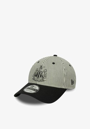 Schwarz-weiß gestreifte Baseballmütze mit gebogenem Schirm, verfügt über ein gesticktes Newcastle United-Logo auf der Vorderseite und ist in der Größe verstellbar.