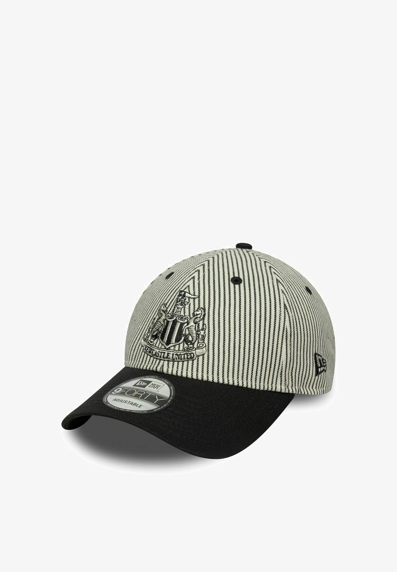 Schwarz-weiß gestreifte Baseballmütze mit gebogenem Schirm, verfügt über ein gesticktes Newcastle United-Logo auf der Vorderseite und ist in der Größe verstellbar.