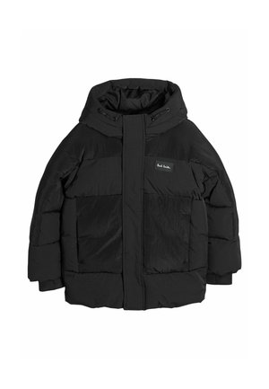 Schwarze gepolsterte Winterjacke mit Kapuze, Frontreißverschluss, der von einer Blende verdeckt ist, großen Taschen und einem kleinen Logo-Patch auf der Brust.