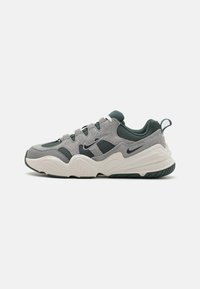Nike Sportswear TECH HERA - Sapatilhas - light smoke grey/dark smoke grey/vintage green/sail