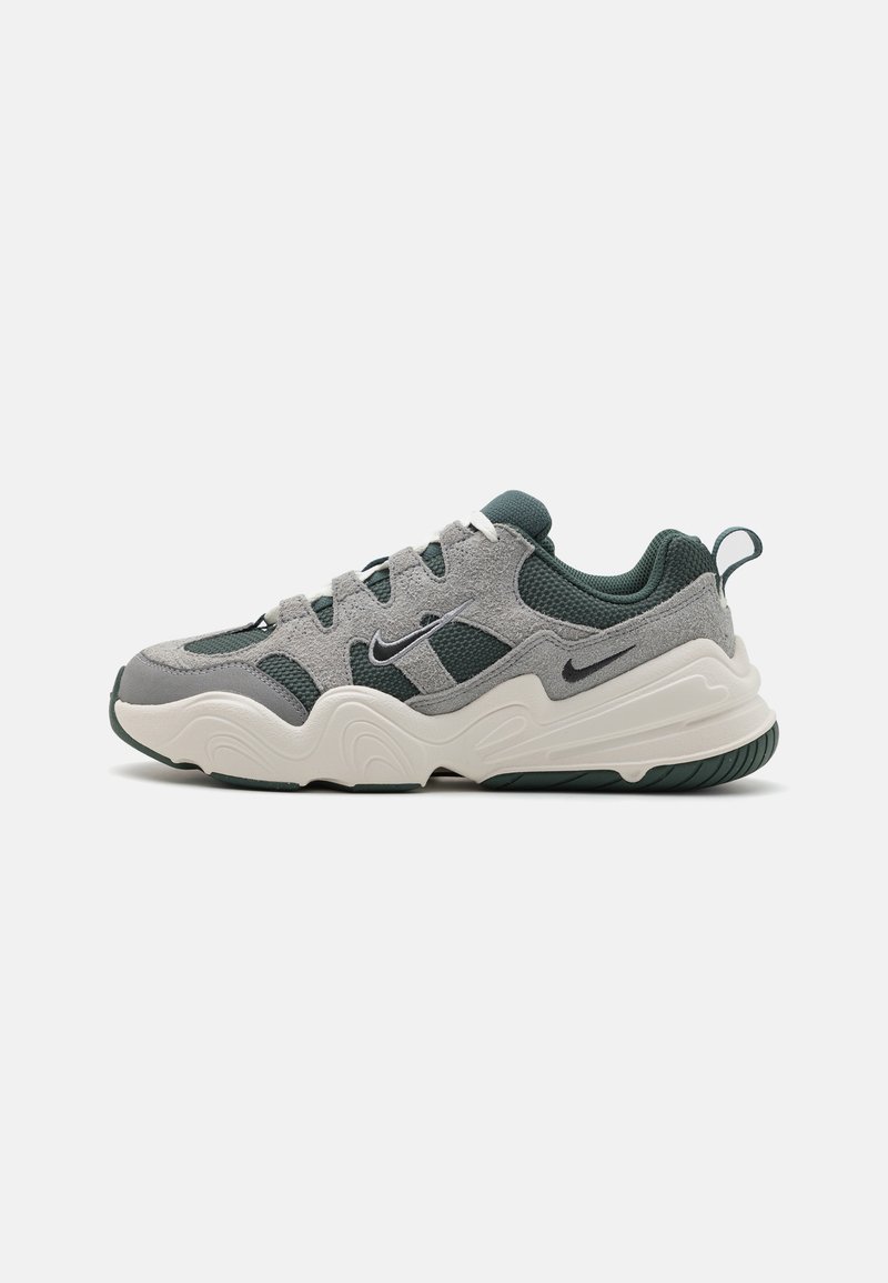 Nike Sportswear TECH HERA - Sapatilhas - light smoke grey/dark smoke grey/vintage green/sail