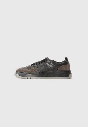 CLOCK V2 - Trainers - black