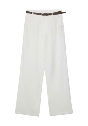 Pantalon blanc à jambes larges avec poches avant et ceinture tressée marron passant dans les passants.