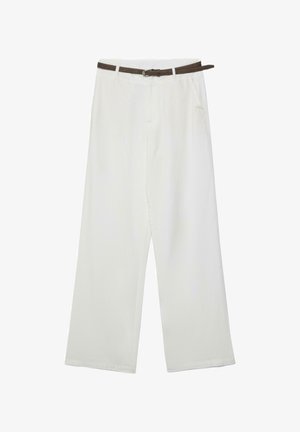 Pantalon blanc à jambes larges avec poches avant et ceinture tressée marron passant dans les passants.