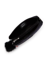 Liten svart plånbok med en pälspom-pom dragkedja. Inuti är den fodrad och har en Kipling-etikett. Utsidan har en slät, texturerad yta.