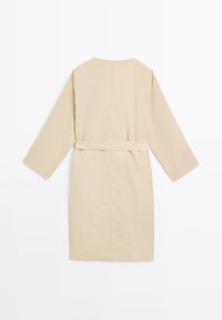 Beige Baumwollrobe mit langen Ärmeln und Gürtel, die ein einfaches Design und minimale Nähte aufweist, von hinten angezeigt.