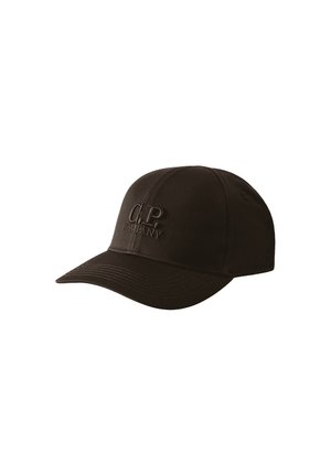 Cappellino da baseball nero con visiera curva e logo "C.P. Company" in rilievo sulla parte frontale.
