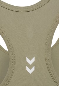 Jasnooliwkowy sportowy biustonosz o gładkiej fakturze, z tyłem typu racerback i trzema białymi akcentami w kształcie szewronów na plecach.