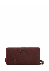 Cartera burdeos con textura en relieve y logotipo metálico. Presenta un cierre de broche y una correa de muñeca desmontable. Diseño rectangular compacto.