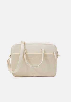 Rektangulær bærbar computertaske i cremefarve med tekstureret frontlomme, dobbelte håndtag og justerbar skulderrem på hvid baggrund.