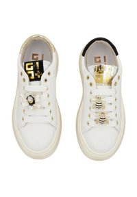 Sneakers bianchi con una finitura in pelle liscia, dettagli dorati, una linguetta nera, decorazioni floreali e di api sui lacci, e una suola flessibile.