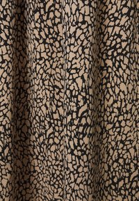 Beige tyg med ett svart abstrakt mönster, som har en texturerad yta och en draperad design som passar för olika användningar.