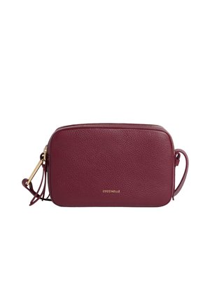 Borsa a tracolla in pelle borgogna con forma rettangolare, hardware dorato, finitura testurizzata e logo del marchio sul davanti. Cintura regolabile.