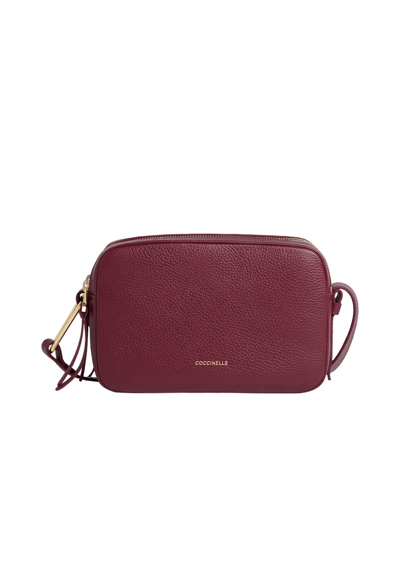 Borsa a tracolla in pelle borgogna con forma rettangolare, hardware dorato, finitura testurizzata e logo del marchio sul davanti. Cintura regolabile.