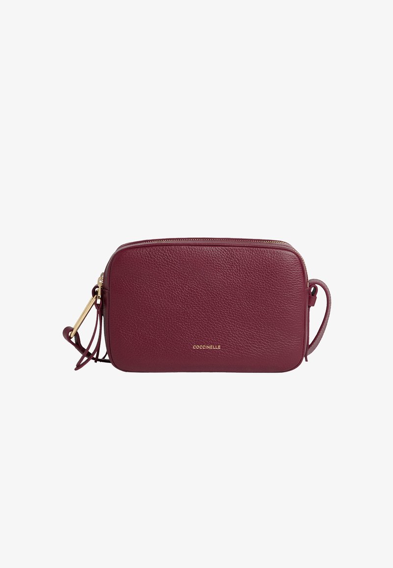 Borsa a tracolla in pelle borgogna con forma rettangolare, hardware dorato, finitura testurizzata e logo del marchio sul davanti. Cintura regolabile.