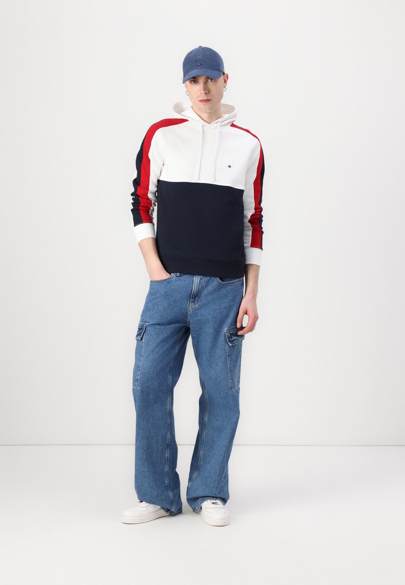 Tommy Hilfiger - GLOBAL STRIPE BLOCK HOODIE - Sweatshirt - white, Forstør
