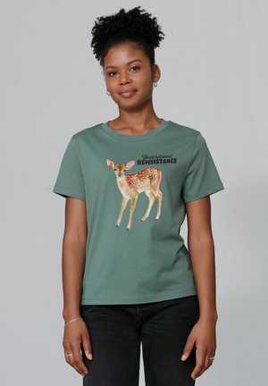 T-shirt en coton vert avec un motif d'un faon et le texte "Résistance Souterraine". Manches courtes et col rond.