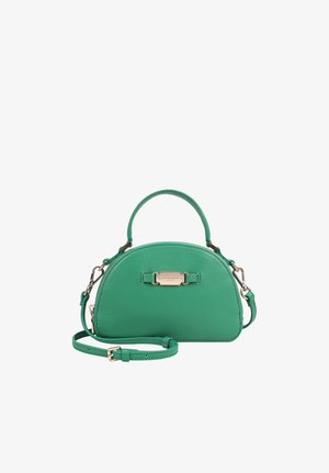 Sac à main en cuir vert en forme de demi-lune avec poignée supérieure, bandoulière réglable et plaque logo en métal doré sur le devant.