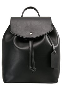 Czarny skórzany plecak o zaokrąglonym kształcie, z klapą zakładaną na przód, metalowym zatrzaskiem, detalem ze ściągaczem oraz ozdobną metką po boku.