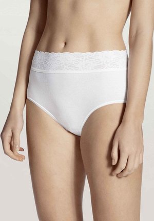 Weiße Baumwoll-Hipster mit hoher Taille, die einen Spitzenbund, eine glatte Textur und ein klassisches Brief-Design ohne sichtbare Muster aufweisen.