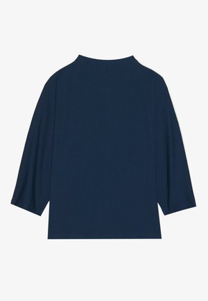 Námořnická modrá, top s 3/4 rukávy a vysokým výstřihem. Hladká textilní textura, jednoduchý design a rovný lem bez dalších detailů.