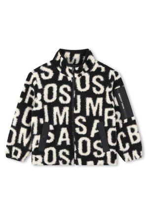 Giacca in pile bianca e nera con grandi lettere, chiusura con zip, colletto alto e inserti di colore solido sulle maniche e sulle tasche.