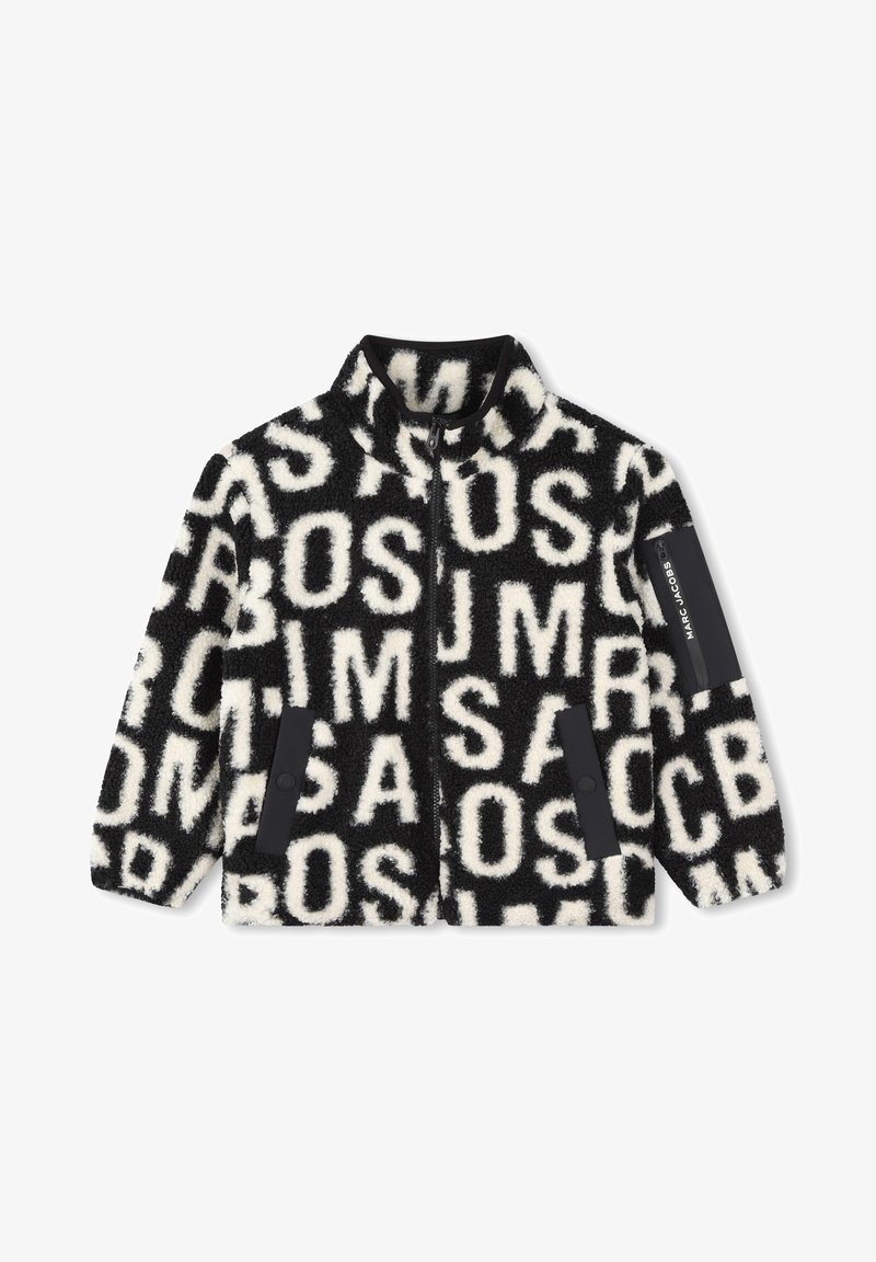 Giacca in pile bianca e nera con grandi lettere, chiusura con zip, colletto alto e inserti di colore solido sulle maniche e sulle tasche.