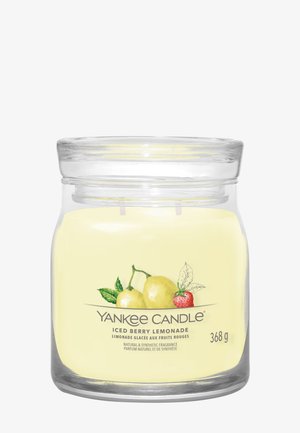 Gele Yankee Candle met het geurlabel "Iced Berry Lemonade" en illustraties van citroenen en een aardbei op het glazen potje.