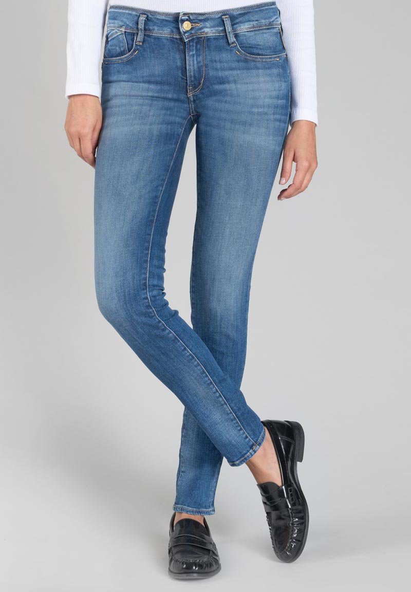 Jean skinny en denim bleu avec un design classique à cinq poches, équipé de quincaillerie en métal argenté et d'un léger délavage pour ajouter de la texture.