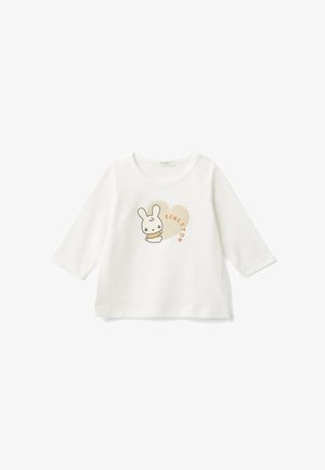 Weißes Langarm-T-Shirt aus Baumwolle mit einem Cartoon-Hasen-Design und dem Wort "BENETTON" in Orange innerhalb einer Herzform.