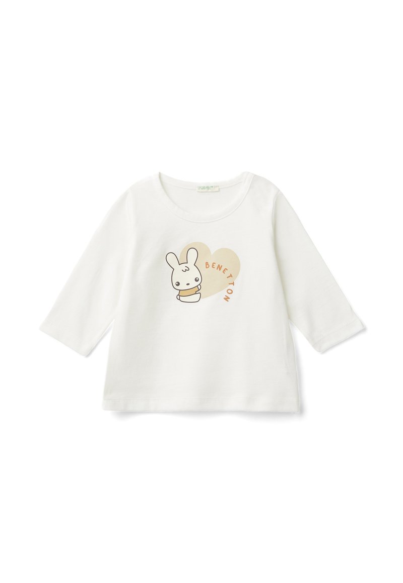 Weißes Langarm-T-Shirt aus Baumwolle mit einem Cartoon-Hasen-Design und dem Wort "BENETTON" in Orange innerhalb einer Herzform.