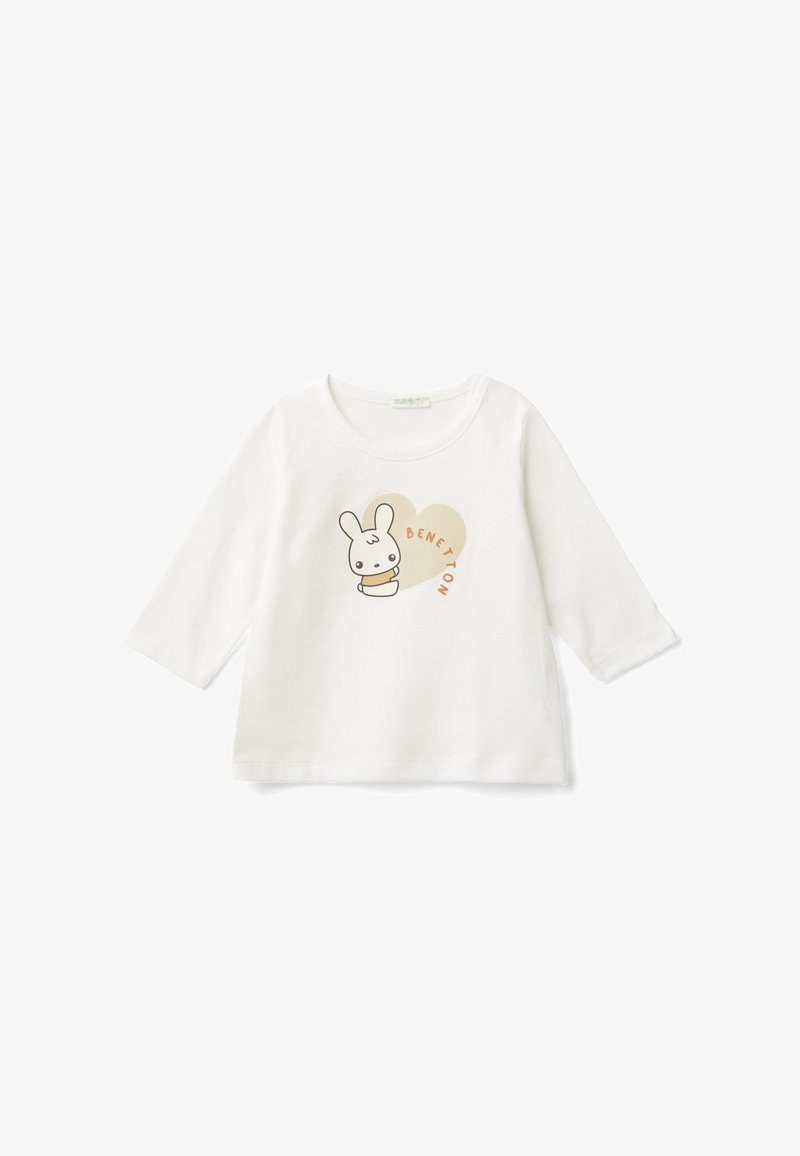 Weißes Langarm-T-Shirt aus Baumwolle mit einem Cartoon-Hasen-Design und dem Wort "BENETTON" in Orange innerhalb einer Herzform.