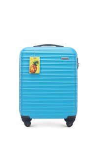 Blauwe harde koffer met geribbelde textuur, zwarte handgreep en wielen. Bevat een ananassleutelhanger voor identificatie.