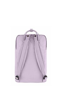 Lila rugzak met gevoerde schouderbanden, een bovenhandvat, een gladde stoffen textuur en een rechthoekige vorm. Compact ontwerp voor dagelijks gebruik.