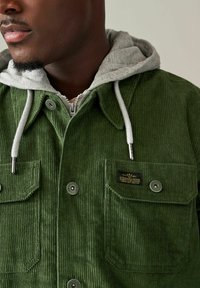Next HOODED - REGULAR FIT - Lengva striukė - green
