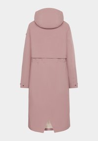 Lång rosa kappa med huva, mjuk textur, insydd midja och sidoremmar vid fållen. Har en minimalistisk design och diskret hårdvara.