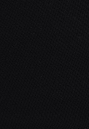 Tela negra acanalada con una superficie texturizada, caracterizada por líneas verticales estrechas, que ofrece una apariencia suave y flexible.