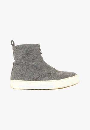 Zapatilla deportiva de fieltro gris de caña alta con suela de goma blanca, cremallera lateral y pestaña para tirar en la parte trasera.